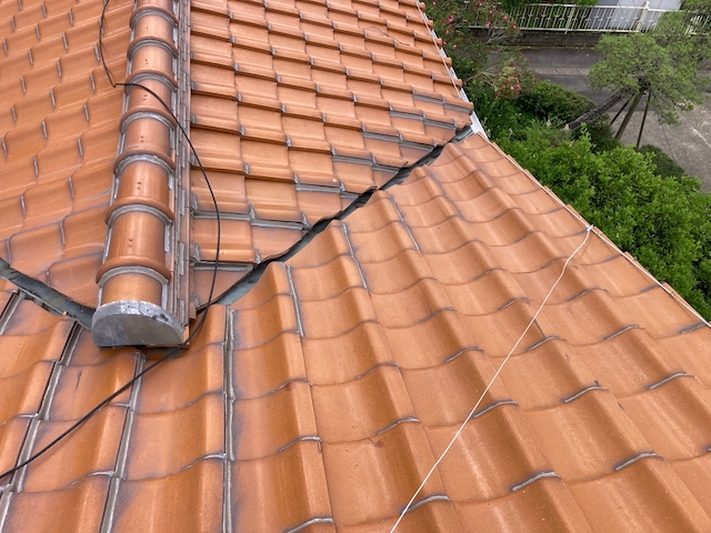 谷が生じた屋根右側